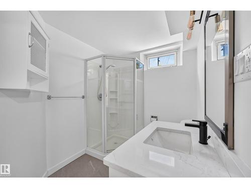 6011 93A Av Nw, Edmonton, AB - Indoor Photo Showing Bathroom
