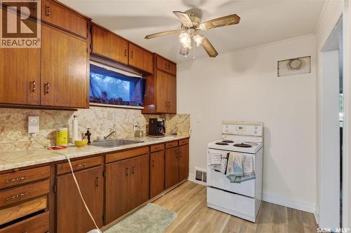 209 V Avenue S, Saskatoon, SK - Indoor Photo Showing Kitchen