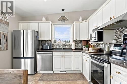 239 Manning Crescent, Saskatoon, SK - Indoor Photo Showing Kitchen