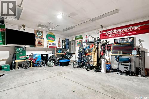 239 Manning Crescent, Saskatoon, SK - Indoor Photo Showing Garage