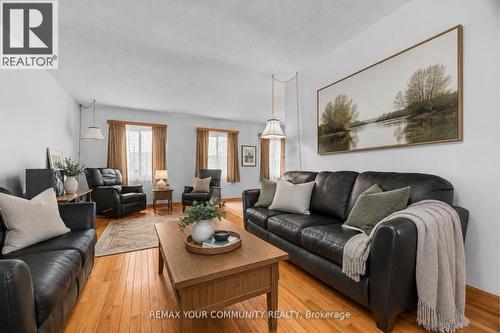 21 Wright Crescent, Ajax, ON - Indoor Photo Showing Living Room