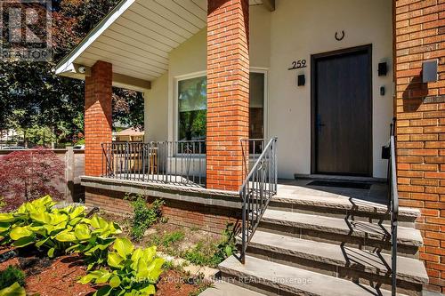 259 RUMBLE AVENUE  Richmond Hill, ON L4C 4G5