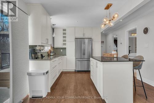 92 Sandringham Drive, Barrie, ON - Indoor Photo Showing Kitchen With Upgraded Kitchen