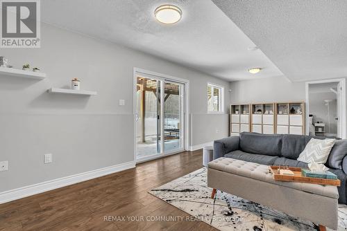 92 Sandringham Drive, Barrie, ON - Indoor Photo Showing Living Room