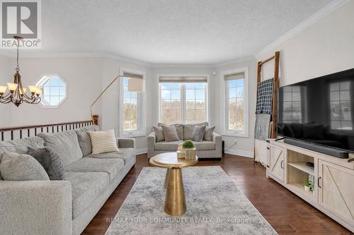 92 Sandringham Drive, Barrie, ON - Indoor Photo Showing Living Room