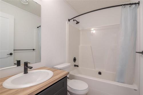 130 Prairie Oak Drive, Mitchell, MB - Indoor Photo Showing Bathroom