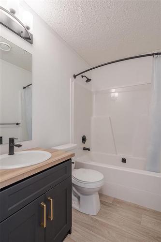 130 Prairie Oak Drive, Mitchell, MB - Indoor Photo Showing Bathroom