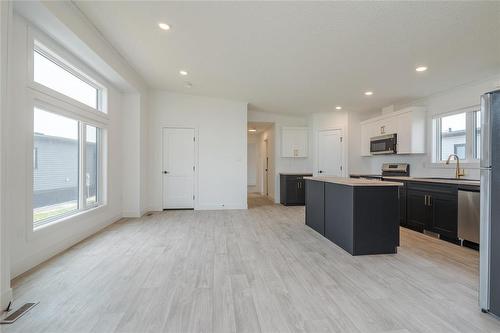 130 Prairie Oak Drive, Mitchell, MB - Indoor Photo Showing Kitchen With Upgraded Kitchen