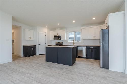 130 Prairie Oak Drive, Mitchell, MB - Indoor Photo Showing Kitchen With Stainless Steel Kitchen