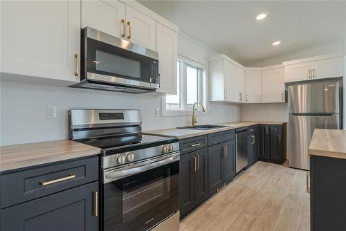 130 Prairie Oak Drive, Mitchell, MB - Indoor Photo Showing Kitchen With Stainless Steel Kitchen