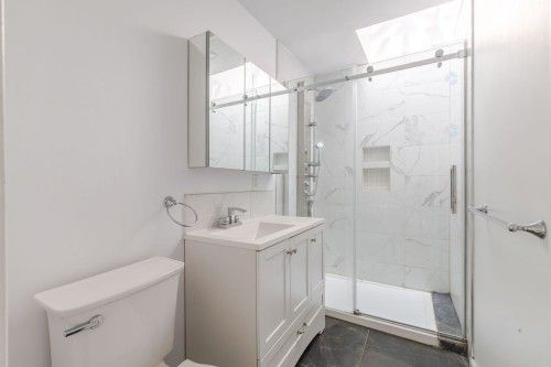 Bathroom - 2122 Rue St-Donat, Montréal (Mercier/Hochelaga-Maisonneuve), QC - Indoor Photo Showing Bathroom