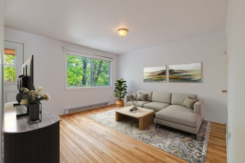 Living Room - 2122 Rue St-Donat, Montréal (Mercier/Hochelaga-Maisonneuve), QC - Indoor Photo Showing Living Room