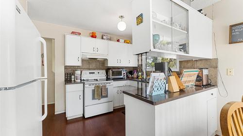 600 - 602 Rutland Road, Kelowna, BC - Indoor Photo Showing Kitchen