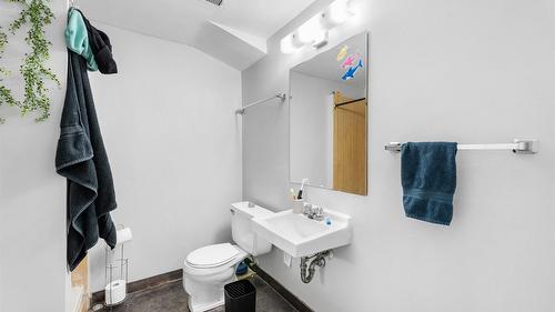 600 - 602 Rutland Road, Kelowna, BC - Indoor Photo Showing Bathroom