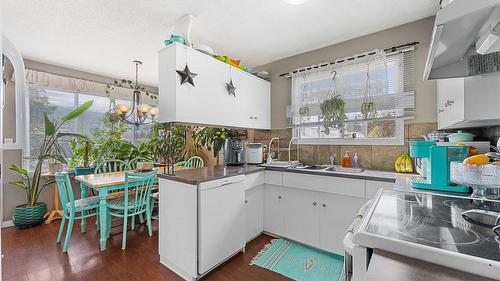 600 - 602 Rutland Road, Kelowna, BC - Indoor Photo Showing Kitchen With Double Sink