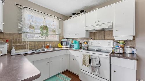 600 - 602 Rutland Road, Kelowna, BC - Indoor Photo Showing Kitchen With Double Sink