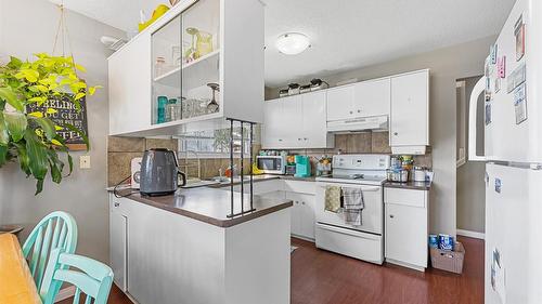 600 - 602 Rutland Road, Kelowna, BC - Indoor Photo Showing Kitchen