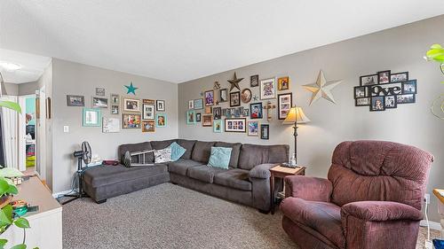 600 - 602 Rutland Road, Kelowna, BC - Indoor Photo Showing Living Room
