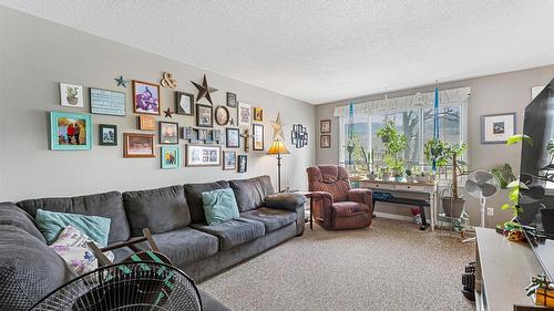 600 - 602 Rutland Road, Kelowna, BC - Indoor Photo Showing Living Room
