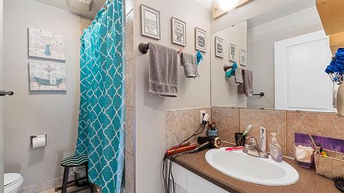 600 - 602 Rutland Road, Kelowna, BC - Indoor Photo Showing Bathroom