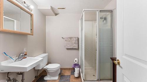 600 - 602 Rutland Road, Kelowna, BC - Indoor Photo Showing Bathroom