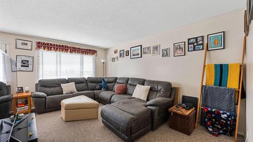 600 - 602 Rutland Road, Kelowna, BC - Indoor Photo Showing Living Room