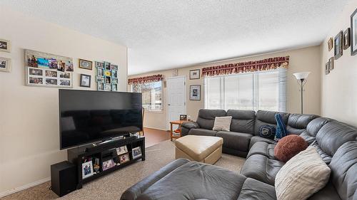 600 - 602 Rutland Road, Kelowna, BC - Indoor Photo Showing Living Room