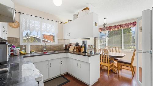 600 - 602 Rutland Road, Kelowna, BC - Indoor Photo Showing Kitchen With Double Sink