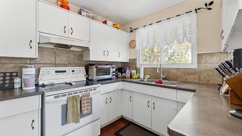 600 - 602 Rutland Road, Kelowna, BC - Indoor Photo Showing Kitchen With Double Sink