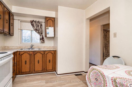 4040 Silverhaze Road, Mississauga, ON - Indoor Photo Showing Kitchen With Double Sink