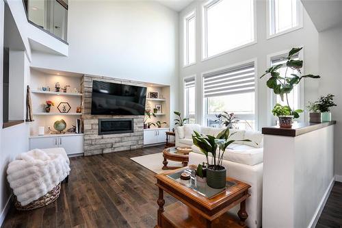 71 Lake Bend Rd, Winnipeg, MB - Indoor Photo Showing Living Room