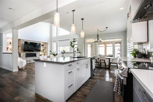 71 Lake Bend Rd, Winnipeg, MB - Indoor Photo Showing Kitchen With Upgraded Kitchen