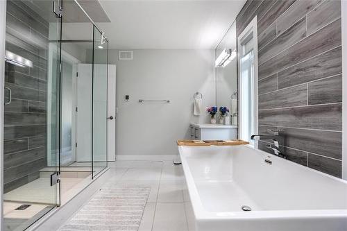 71 Lake Bend Rd, Winnipeg, MB - Indoor Photo Showing Bathroom