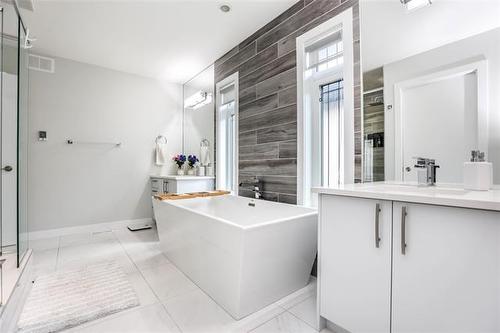 71 Lake Bend Rd, Winnipeg, MB - Indoor Photo Showing Bathroom