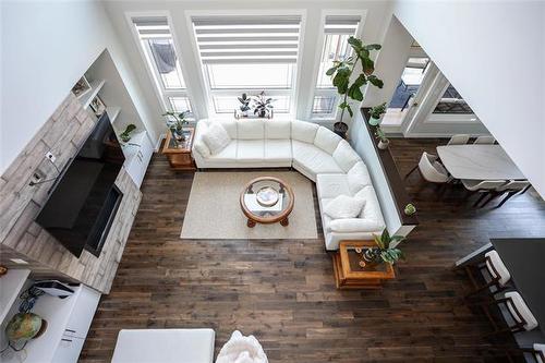 71 Lake Bend Rd, Winnipeg, MB - Indoor Photo Showing Living Room