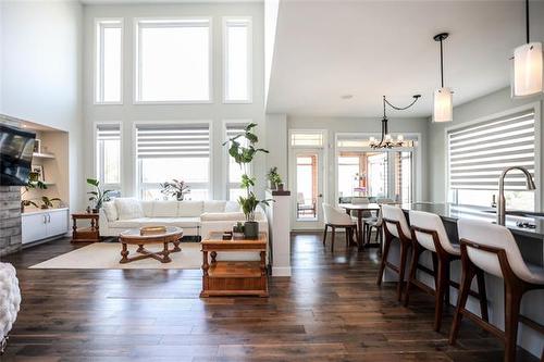 71 Lake Bend Rd, Winnipeg, MB - Indoor Photo Showing Living Room