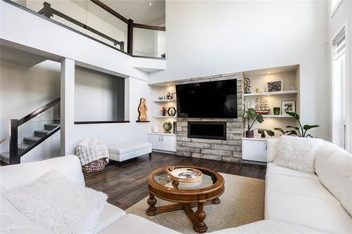 71 Lake Bend Rd, Winnipeg, MB - Indoor Photo Showing Living Room