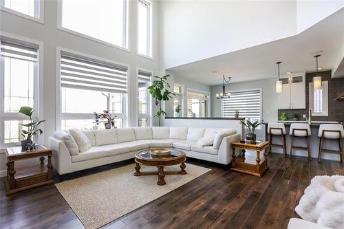 71 Lake Bend Rd, Winnipeg, MB - Indoor Photo Showing Living Room