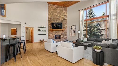 1802 Greywolf Drive, Panorama, BC - Indoor Photo Showing Living Room With Fireplace