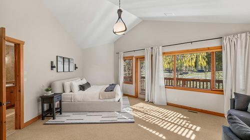 1802 Greywolf Drive, Panorama, BC - Indoor Photo Showing Bedroom