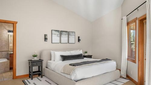 1802 Greywolf Drive, Panorama, BC - Indoor Photo Showing Bedroom