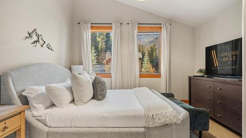1802 Greywolf Drive, Panorama, BC - Indoor Photo Showing Bedroom