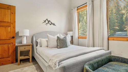 1802 Greywolf Drive, Panorama, BC - Indoor Photo Showing Bedroom