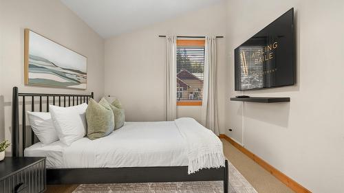 1802 Greywolf Drive, Panorama, BC - Indoor Photo Showing Bedroom