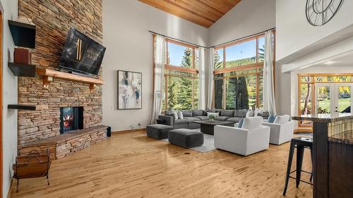 1802 Greywolf Drive, Panorama, BC - Indoor Photo Showing Living Room With Fireplace