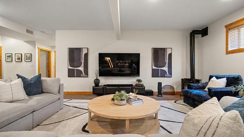 1802 Greywolf Drive, Panorama, BC - Indoor Photo Showing Living Room
