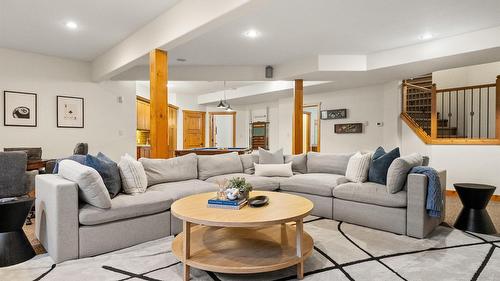 1802 Greywolf Drive, Panorama, BC - Indoor Photo Showing Living Room