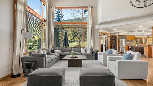 1802 Greywolf Drive, Panorama, BC - Indoor Photo Showing Living Room