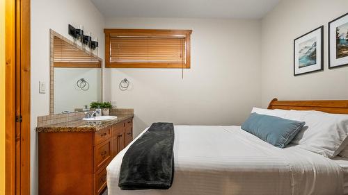1802 Greywolf Drive, Panorama, BC - Indoor Photo Showing Bedroom