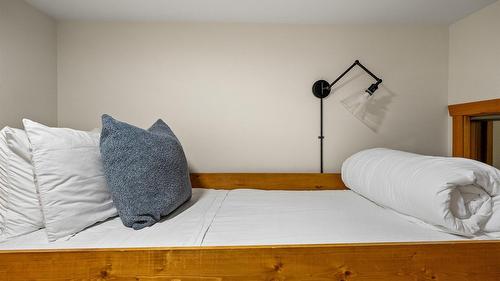 1802 Greywolf Drive, Panorama, BC - Indoor Photo Showing Bedroom